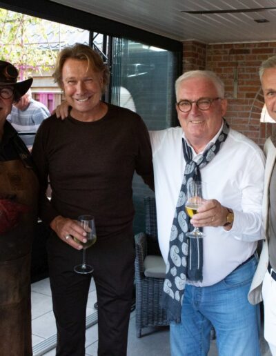 Grill Master Joop van Uw Chef Catering op de foto met o.a. Piet, Hans Kraay jr., scheidsrechter Bjorn Kuipers op Piet's 70 party. Foto: AbDonkerFotografie.